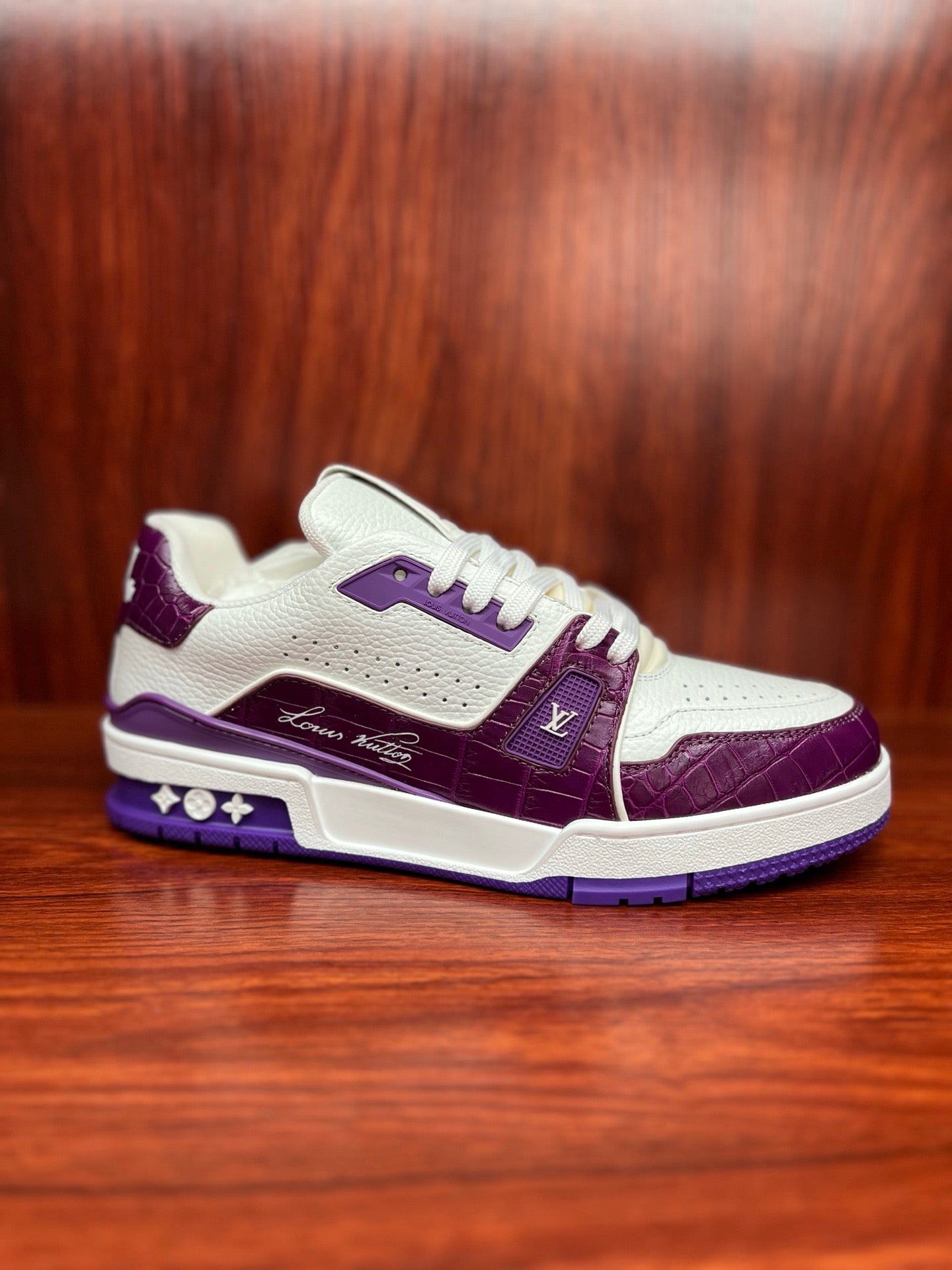 Real crocodile skin handmade shoes, for both men and women, of the same style